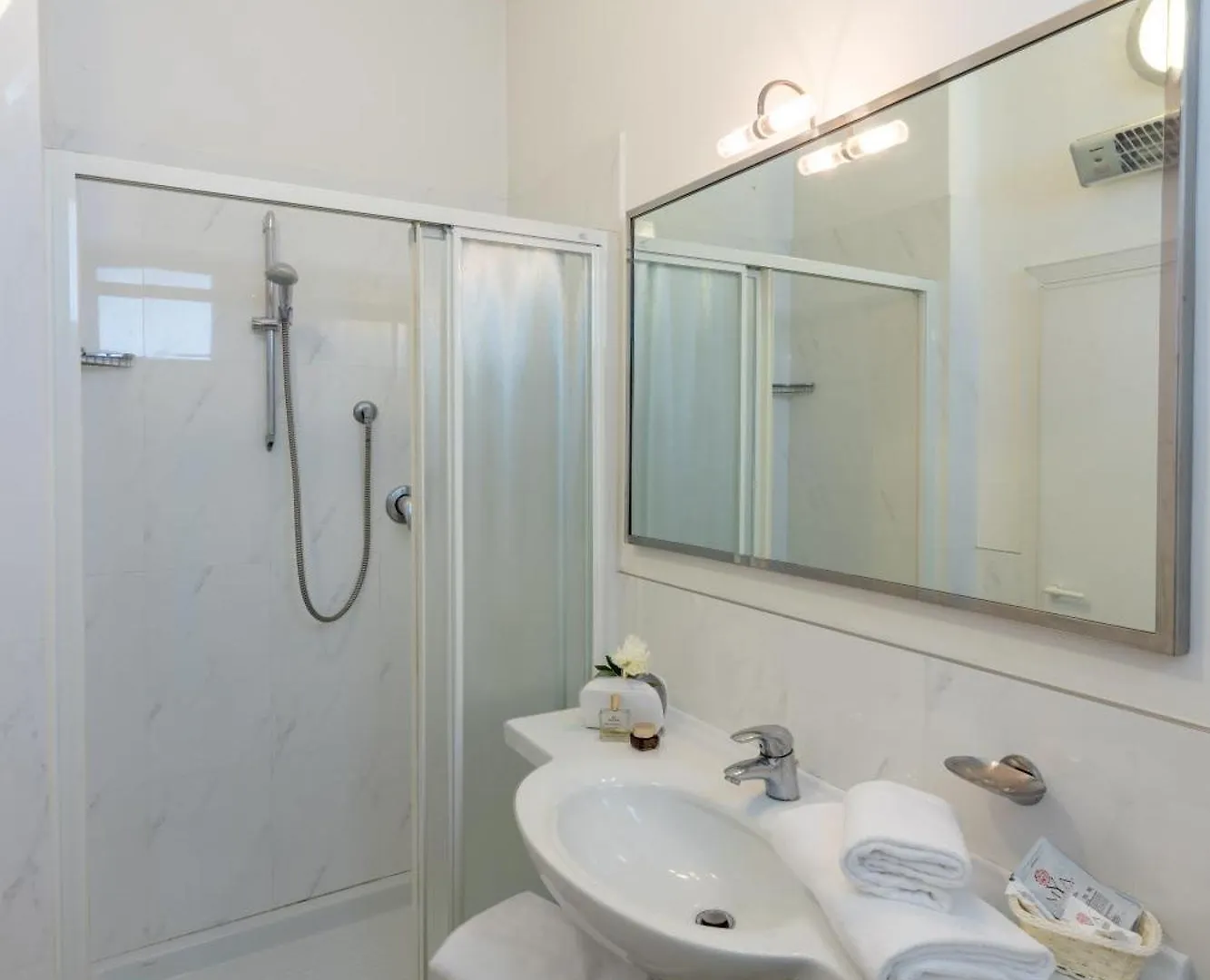 Hotel Adriatica Riccione 3*,  Italien